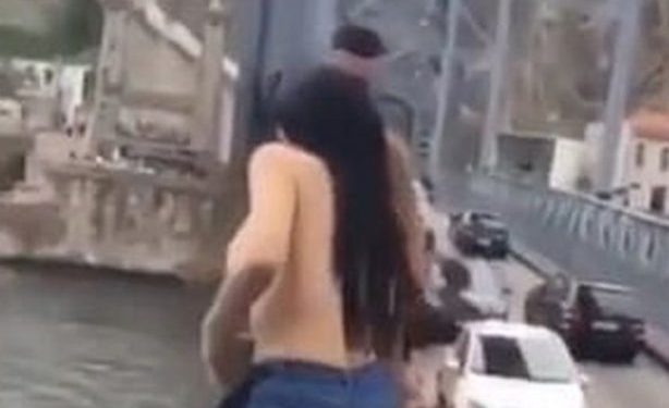 Çmendet turistja, zhvishet lakuriq në sy të njerëzve dhe hidhet nga ura e lartë (Video)