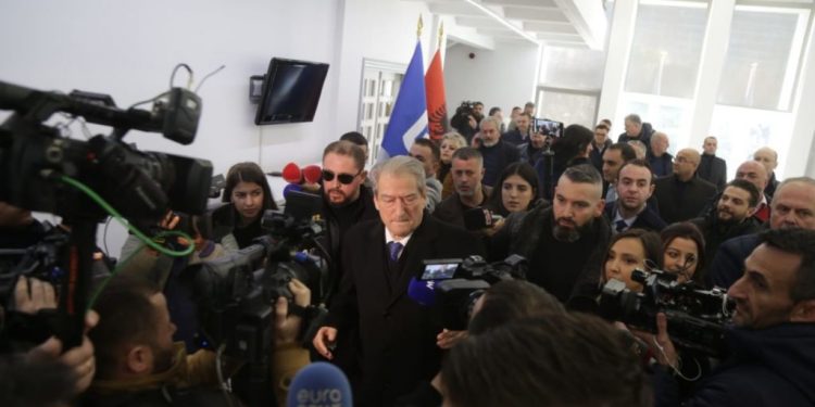 Marshimi i Berishës në selinë blu, njohje e vendimit të Bashës për shkarkimin e “komisionit të përkohshëm”