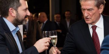 Pinjolli i vetëm i bllokut Bushati ironizon SHBA dhe glorifikon berishizmin: Rithemelimi i një partie “anti-amerikane”