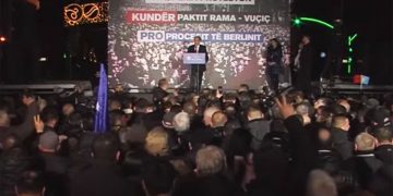 Mediat serbe “djegin” Tiranën, shihni se çfarë shkruajnë për protestën që organizoi Sali Berisha
