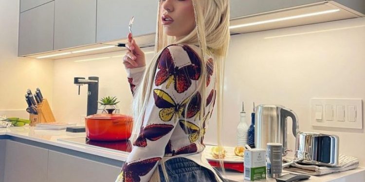 Artisja shqiptare më e degjuara në radiot amerikane