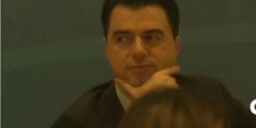 Fotolajm/ Si reagoi Basha kur mori vesh se Berisha kishte hyrë me simpantizantët e tij në PD