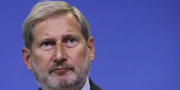 Gjueti, dreka e darka luksi/ Kryekomisionieri Hahn akuzohet për korrupsion