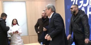Berisha i vërsul Flamur Nokën gazetarëve pasi shqyen dyert e PD: Urgjent, dilni përjashta!