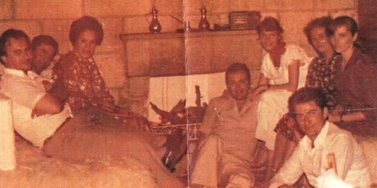 Si u shkrepën fotot e Berishës në varkë me Hoxhajt dhe lidhjet e tij me familjen e diktatorit (dëshmitë)