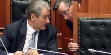 Dhëndri Ridvan Bodes, drejtor plehrash me pagë 13 milionë; Gjin Gjoni konsulent ministrie me 4 milionë, vajza e Fatmir Xhafës me 3.4 milionë lekë