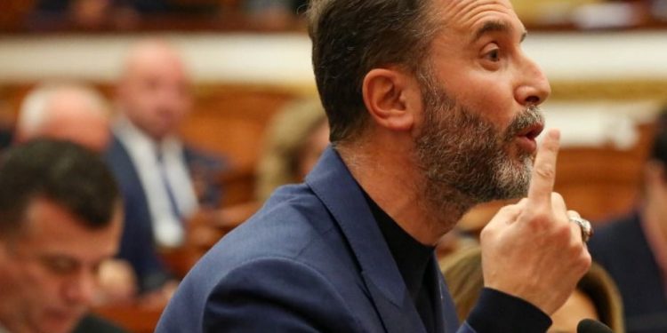 “Krim që synon destabilizim”, Erion Braçe reagon për skandalin me pagat: Një pjesë e rrogave ngjajnë si produkt lavatriçesh, si ka mundësi që Duka merr veç 40 mijë lekë