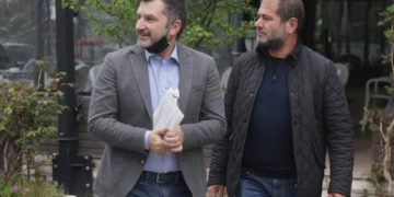 A janë dy anal-istët Shkullaku e Bushati pjesë e skandalit?! Ja deklarata e tyre: Lista e pagave u publikua nga ata që nxorrën “patronazhistët”, ne e dinim
