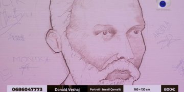 “Eksperiment social” në Top Channel, një zhgarravinë mbi çarçaf shitet për 13 mijë euro: Shiheni mirë se aty është Ismail Qemali