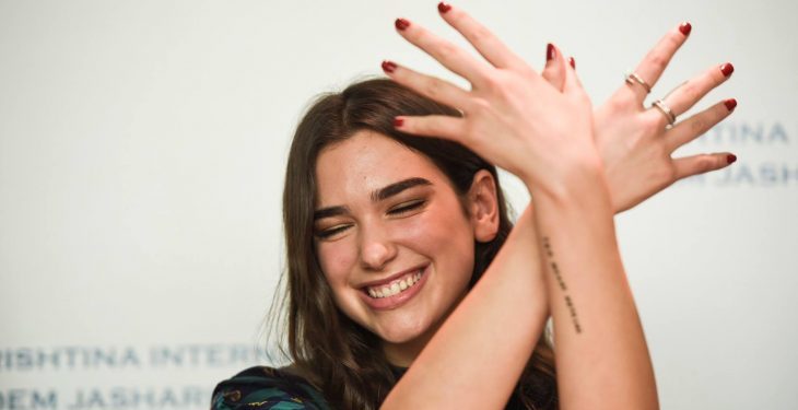 Dua Lipa thyen rekord, kënga e saj “Levitating” është më e dëgjuara e vitit në Billboard