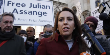 Julian Assange pësoi sulm në tru, thotë e fejuara e tij