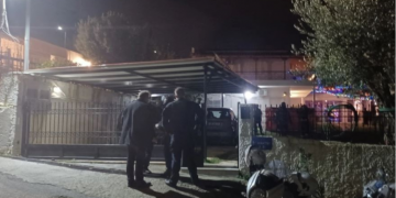 I riu tenton të vrasë babanë e tij me sëpatë, më pas ngjitet në çati dhe qëllon efektivët me gurë
