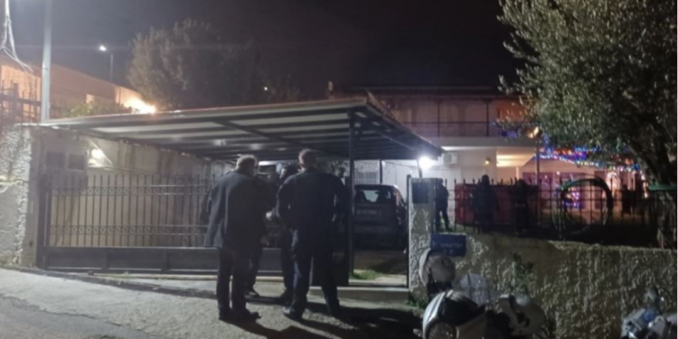 I riu tenton të vrasë babanë e tij me sëpatë, më pas ngjitet në çati dhe qëllon efektivët me gurë