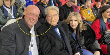 FOTO/ Për të qarë dhe për të qeshur: Berisha shaqet krenar, krah dy “strategëve të politikës botërore”! Në njërin krah “qoftexhiu” i Merkelit, Henze, në tjetrin “mikesha” e Trump, Kokalari
