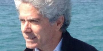 “Një kartolinë me sekrete të njohura për Krishtlindje”! Gazetari i njohur iu ‘çjerr’ maskën politikanëve shqiptarë