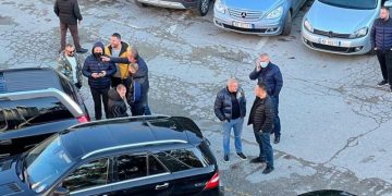 Abi bëhet trim! Dhëndri i Berishës hipën mbi makinën e Lulzim Bashës