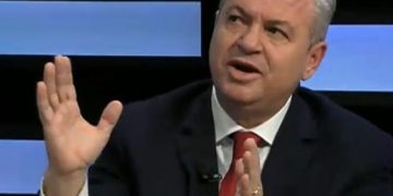 Shkëmbejnë  miliona me njëri tjetrin këta fëlliqsira si kundërshtarë politik! Myslim Murrizi nxjerr rrogën “e çmendur”: Ky birbo paguhet 700 milionë lekë në muaj