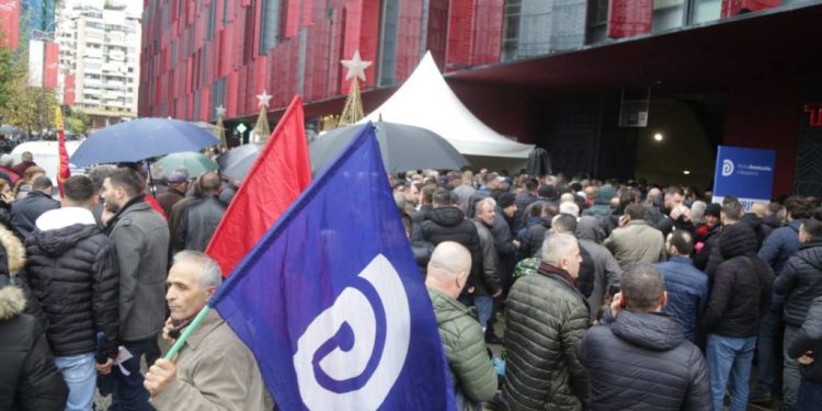 VIDEO/ Shikoni si manipulohet numri i delegatëve të Berishës