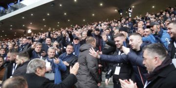 FOTO/ Kuvendi i PD, Berisha në ekstazë: Muli e Albana selfie me të “plotëfuqishmen” amerikane