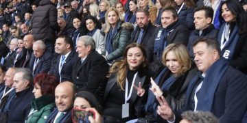 FOTO/ Kuvendi i PD, Berisha në ekstazë: Muli e Albana selfie me të “plotëfuqishmen” amerikane