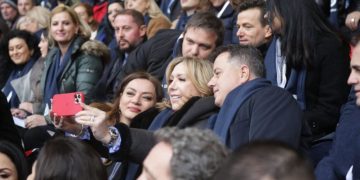 FOTO/ Kuvendi i PD, Berisha në ekstazë: Muli e Albana selfie me të “plotëfuqishmen” amerikane