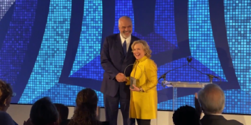 Hillary Clinton i jep çmimin e rëndësishëm kryeministrit Rama: E admiroj punën e tij