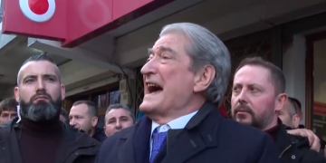 Pritje ngushllimi! “Plaku dixhital” Sali Berisha vazhdon detyrën, shfrenon fantazinë:  Irfan Hysenbelliu u bë si Nar Koka, po bën ndërmjetësin mes Ramës dhe Bashës
