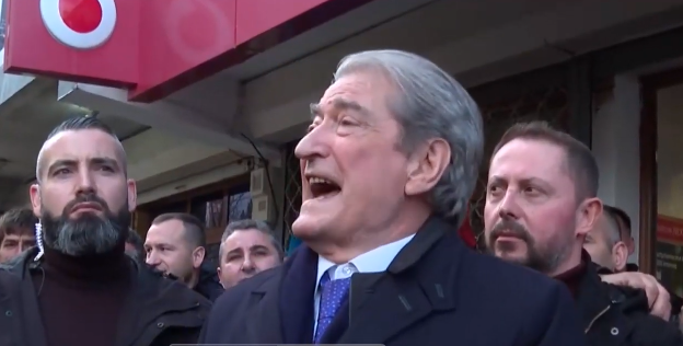 Pritje ngushllimi! “Plaku dixhital” Sali Berisha vazhdon detyrën, shfrenon fantazinë: Irfan Hysenbelliu u bë si Nar Koka, po bën ndërmjetësin mes Ramës dhe Bashës