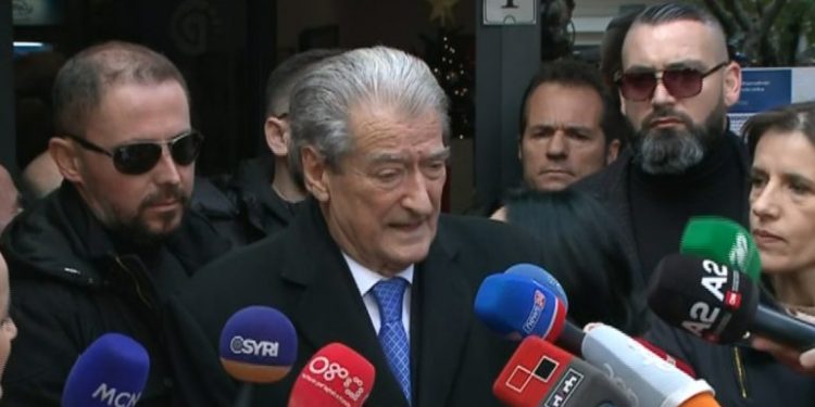 Skandali në Gjykatën e Tiranës! Petrit Çomo lejon të gjykojë përplasjen në PD, burri i sekretares personale të Sali Berishës