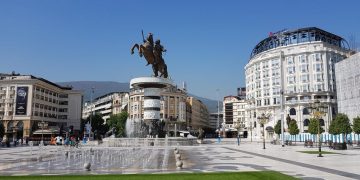 Tension në Shkup: E djathta nacionaliste heq emrat shqiptarë të rrugëve si “Ismail Kadare”, “Hasan Prishtina” “Ernest Koliqi” e tjerë! Voton dhe një shqiptare