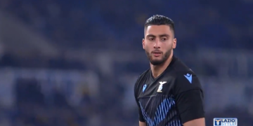 “Hakmarrja” e ëmbël e Strakoshës: E ulën në stol për shkak të Reinës, gardiani shqiptar lë Lacion në ankth për portën