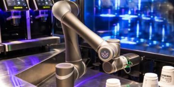 VIDEO: 41-vjeçari që la punën për t’u bërë miliarder me robotin që bën kafe