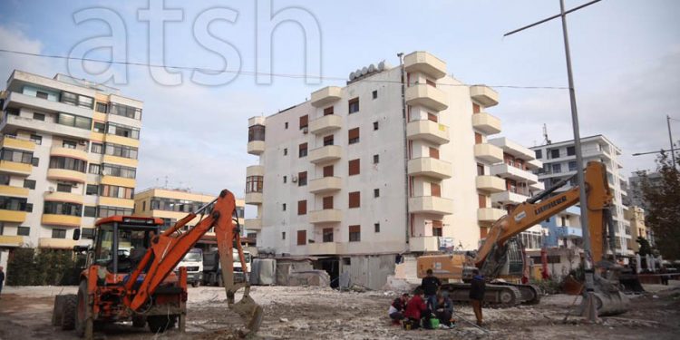 Kryetari i PD Golem: “Ju komunistët do bëni shtëpi për vete dhe ne do na lini rrugëve”! Sot mori celsin i pari mes 150 përfituesve nga rindërtimi pas termeti