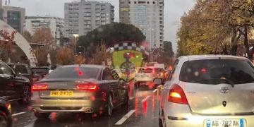 Paralizohet kryeqyteti/ Trafik i çmendur në Tiranë nga shiu, me kilometra radha e makinave!
