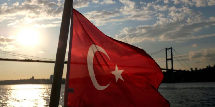 Bullgarët ‘dynden’ në Turqi, përfitojnë nga rënia e lirës