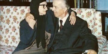 Mbesa e nënës shpirtërore të Hoxhës,  Bije Vokshit: E gjithë bota pro! Berisha: Historia përsëritet! E denatyralizuan Lul bravën, njësoj si Enver Hoxhën