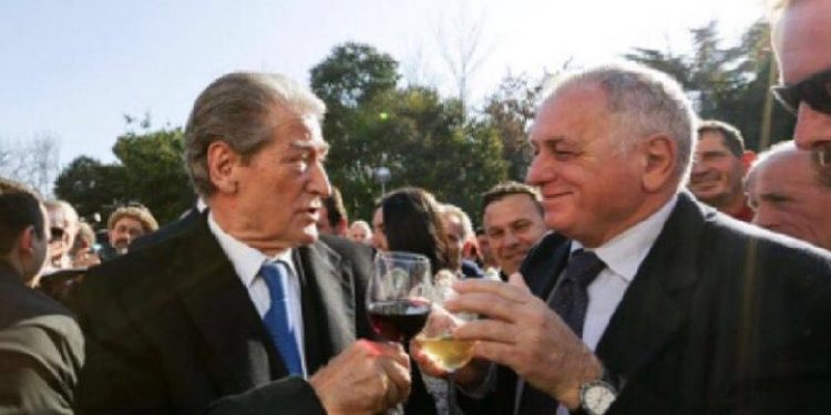 Një shtet që nuk e ka për turp të tallet me taksapaguesit: Saliu i Foltores 2000 $ pagë e përfitime në muaj pa shkuar asnjë ditë në Kuvend, Tritan Shehu me shërbim nuk u ndahet hoteleve