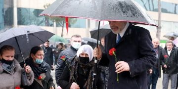 Bledi Mane për 21 Janarin: Na hapët barkun! Aktrimi amator, lulet plastike, lotët fallco!