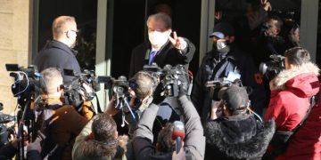 Parabola e Kafkës që i bën politikanët të dalin buzagaz nga Prokuroria!