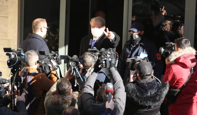 Parabola e Kafkës që i bën politikanët të dalin buzagaz nga Prokuroria!