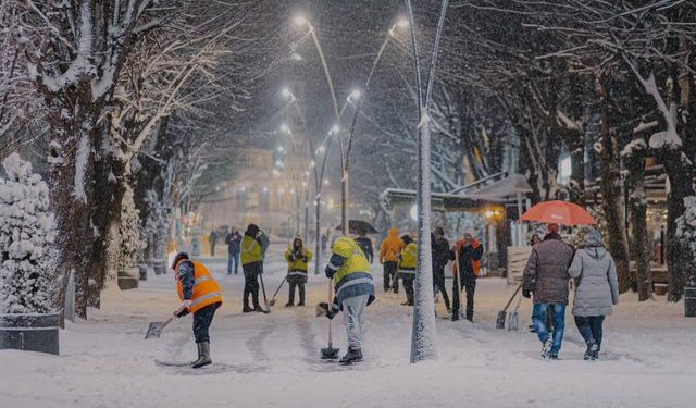 Temperatura nën zero dhe pritet të shkojnë -17 gradë të shoqëruar me reshje të dendura dëbore, Rama që në orët e para të mëngjesit bën njoftimin me rëndësi dhe nxjerr pamjet se çfarë po ndodh në vend