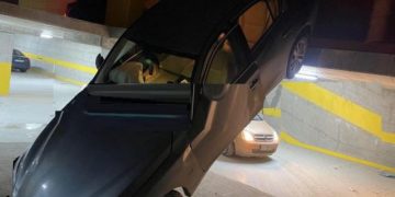 Aksident i pazakontë në Prishtinë! Makina bie nga parkingu nëntokësor (VIDEO)