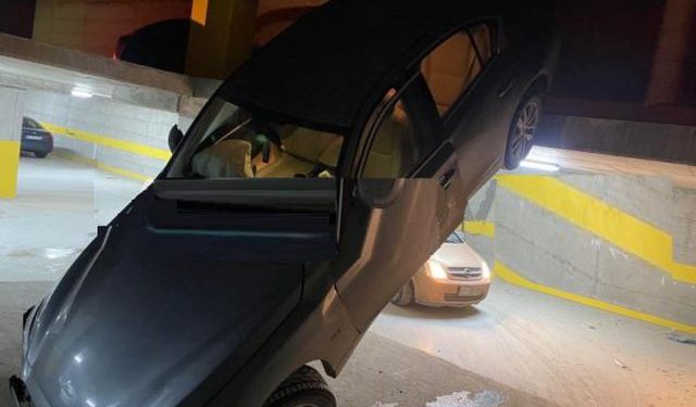 Aksident i pazakontë në Prishtinë! Makina bie nga parkingu nëntokësor (VIDEO)
