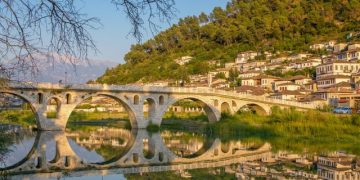 “Një perlë ekzotike”! The Guardian: Pse Shqipëria do të ketë bum turistësh në vitin 2022?!