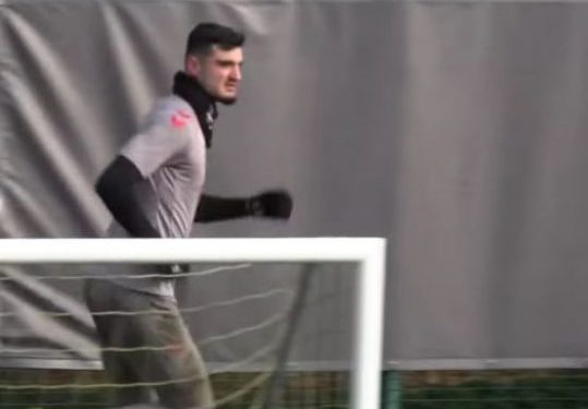 VIDEO/ Spektakël i Armando Brojës, bomberi shqiptar dhuron “show” në stërvitje dhe komenton: Tiki-taka…