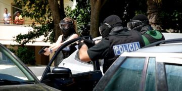Aksioni i italianëve kundër Sacra Corona Unita shtrihet edhe në Shqipëri, sekuestrohen mbi 57 kilogram kokainë, heroinë, armë dhe mijëra euro