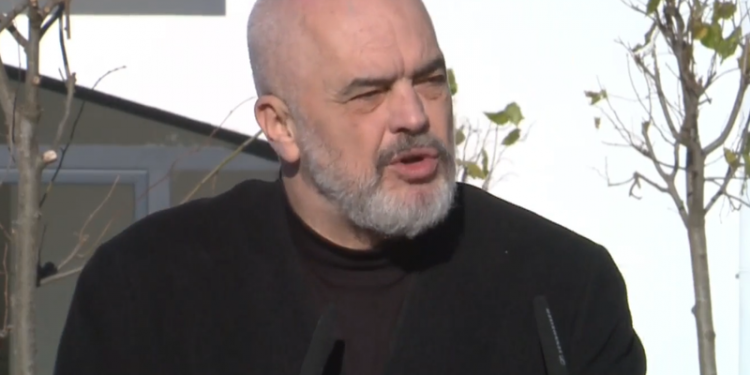 “Do shkojë lali Eri të ndërtojë vila atje, me ‘Mybach’-un dhe ‘Lamborghini’-n”! Kryeministri Rama lumturon 100 familje në Tiranë, nuk lë pa ‘thumbuar’ edhe opozitën: Kujdes bravat e dyerve! (VIDEO)