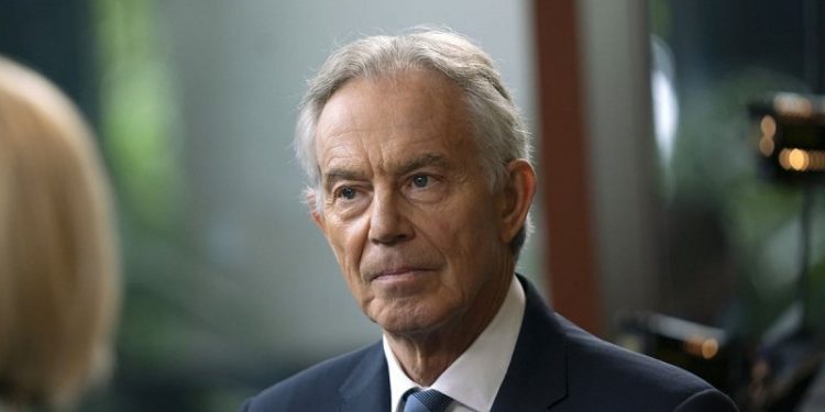 Tony Blair nderohet me titullin e lartë nga Mbretëresha e Anglisë