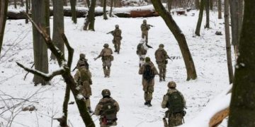 Plas lufta! Të shtëna në Ukrainë: Ushtari i Gardës Kombëtare vret pesë persona, disa të tjerë plagosur