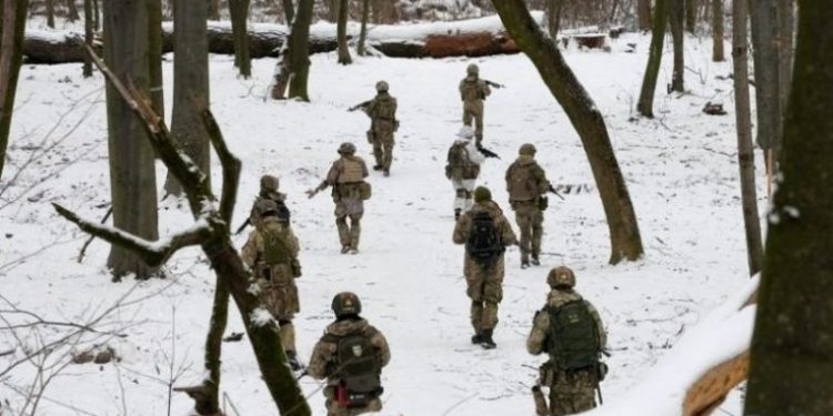 Plas lufta! Të shtëna në Ukrainë: Ushtari i Gardës Kombëtare vret pesë persona, disa të tjerë plagosur